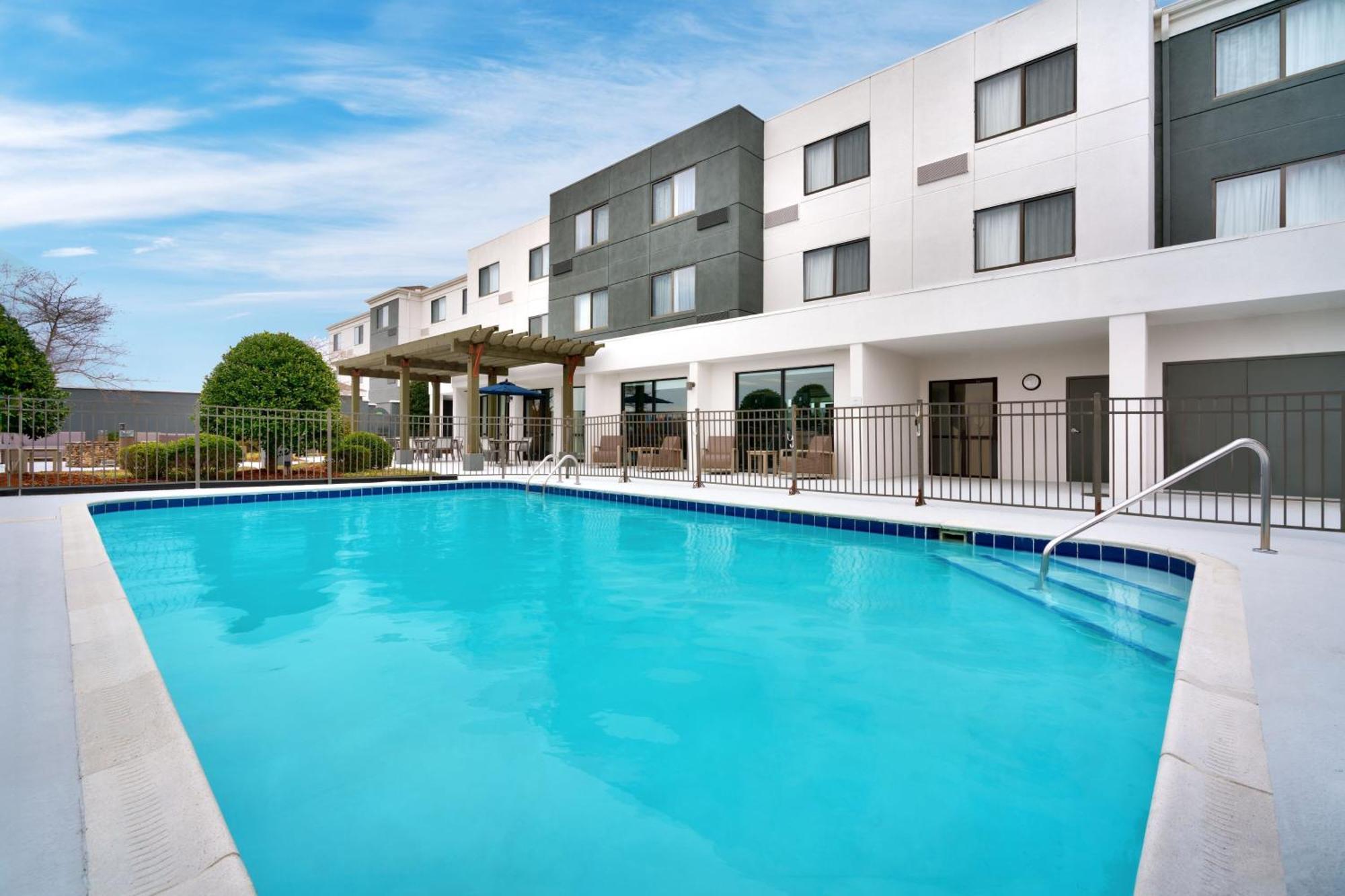 Courtyard By Marriott Johnson City Exterior photo